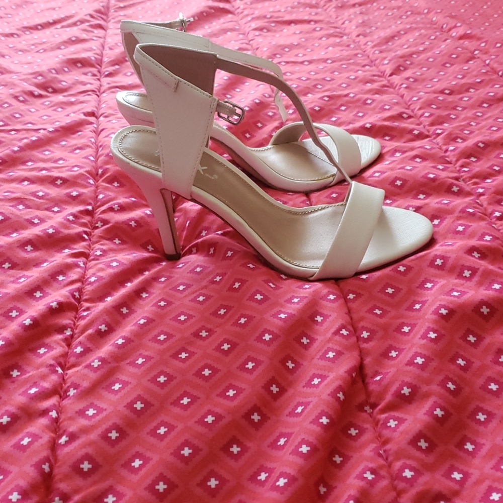 NWOT White heeled sandals. Size 7.